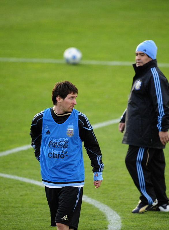 关于阿根廷足球队团结一心,击败对手的信息 关于阿根廷足球队团结一心,击败对手的信息