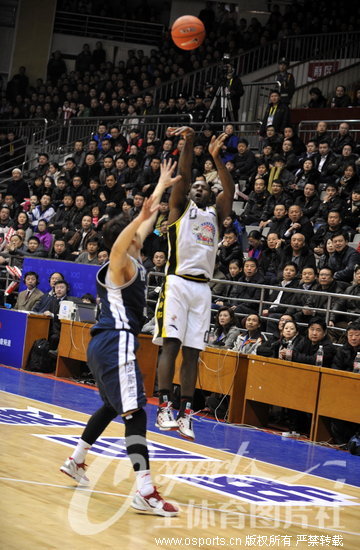 关于斯德哥尔摩队在激烈比拼中晋级欧锦赛的信息