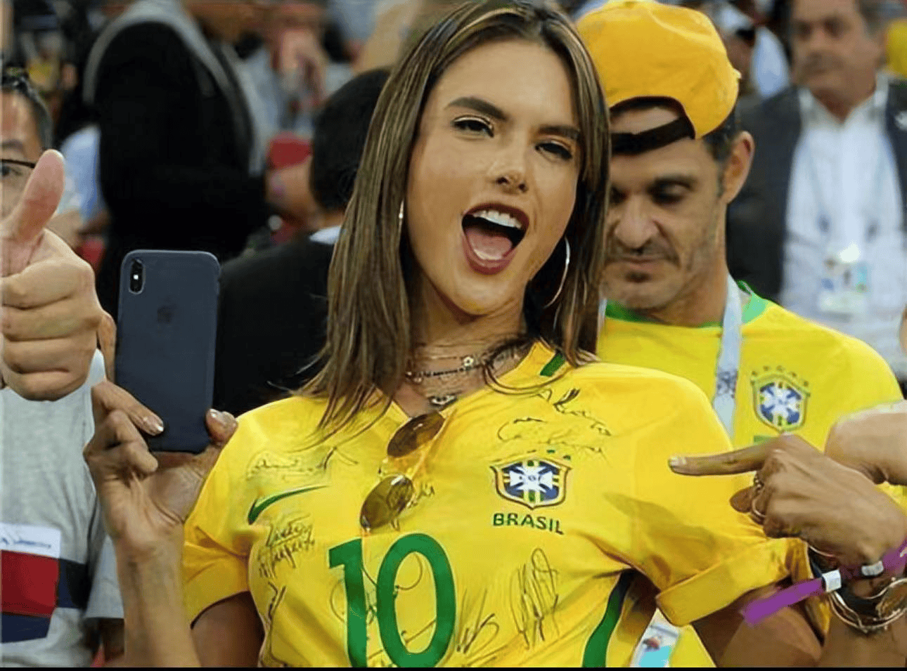 哥伦比亚女足球员斩获关键进球