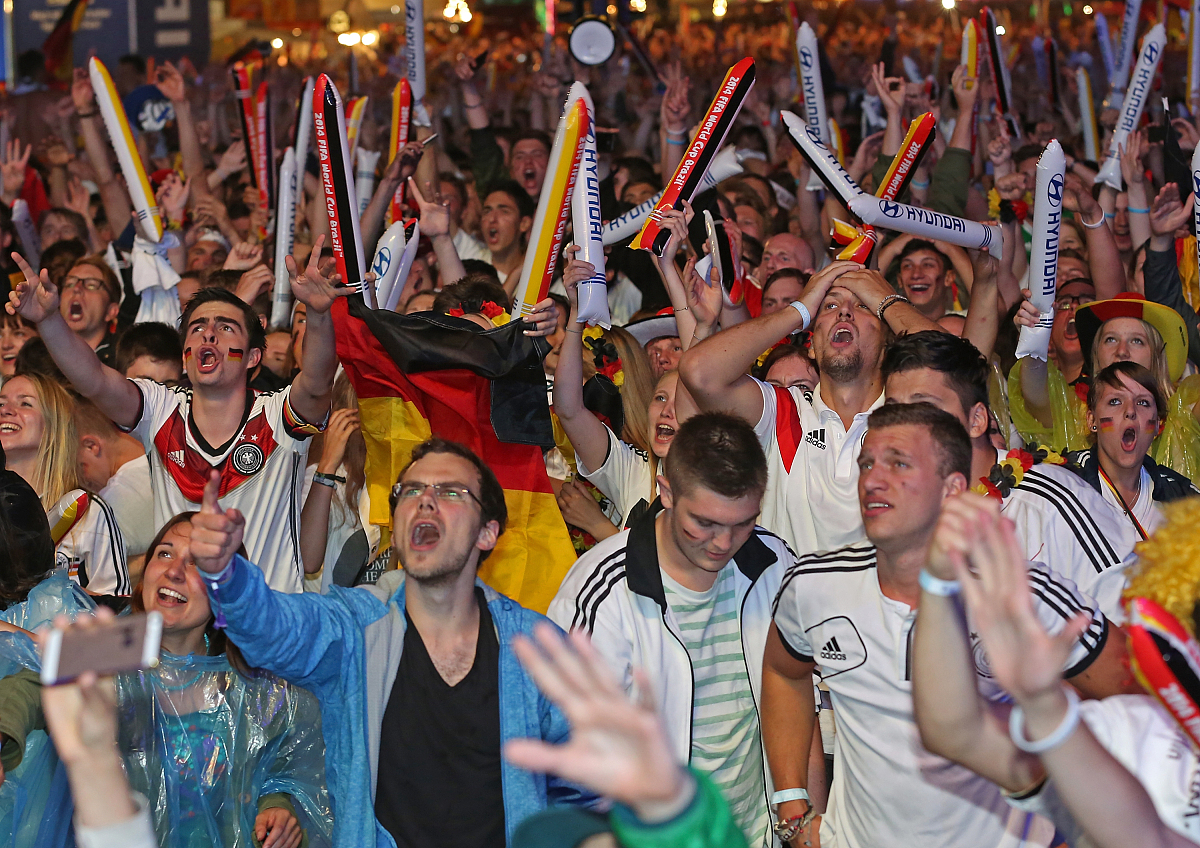 球迷狂热支持着自己心爱的队伍