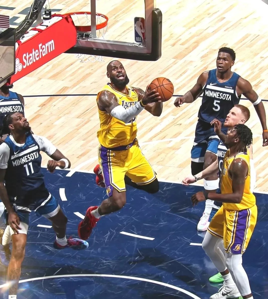 基达菲队员发挥出色，团结拼搏保持领先