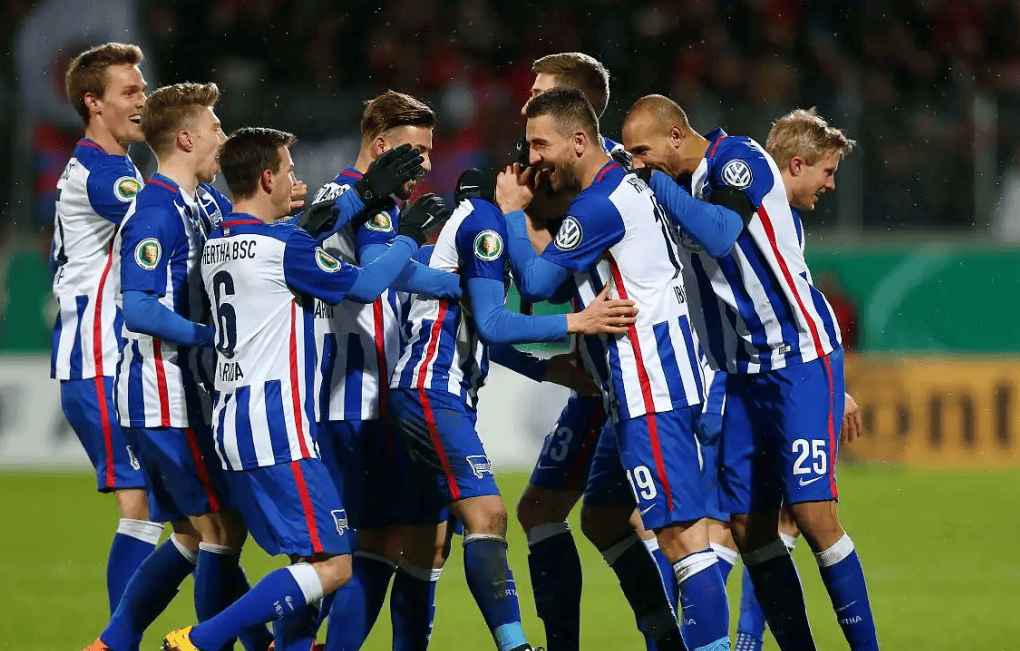 关于沙尔克客场大胜柏林赫塔，稳固联赛前四位置的信息