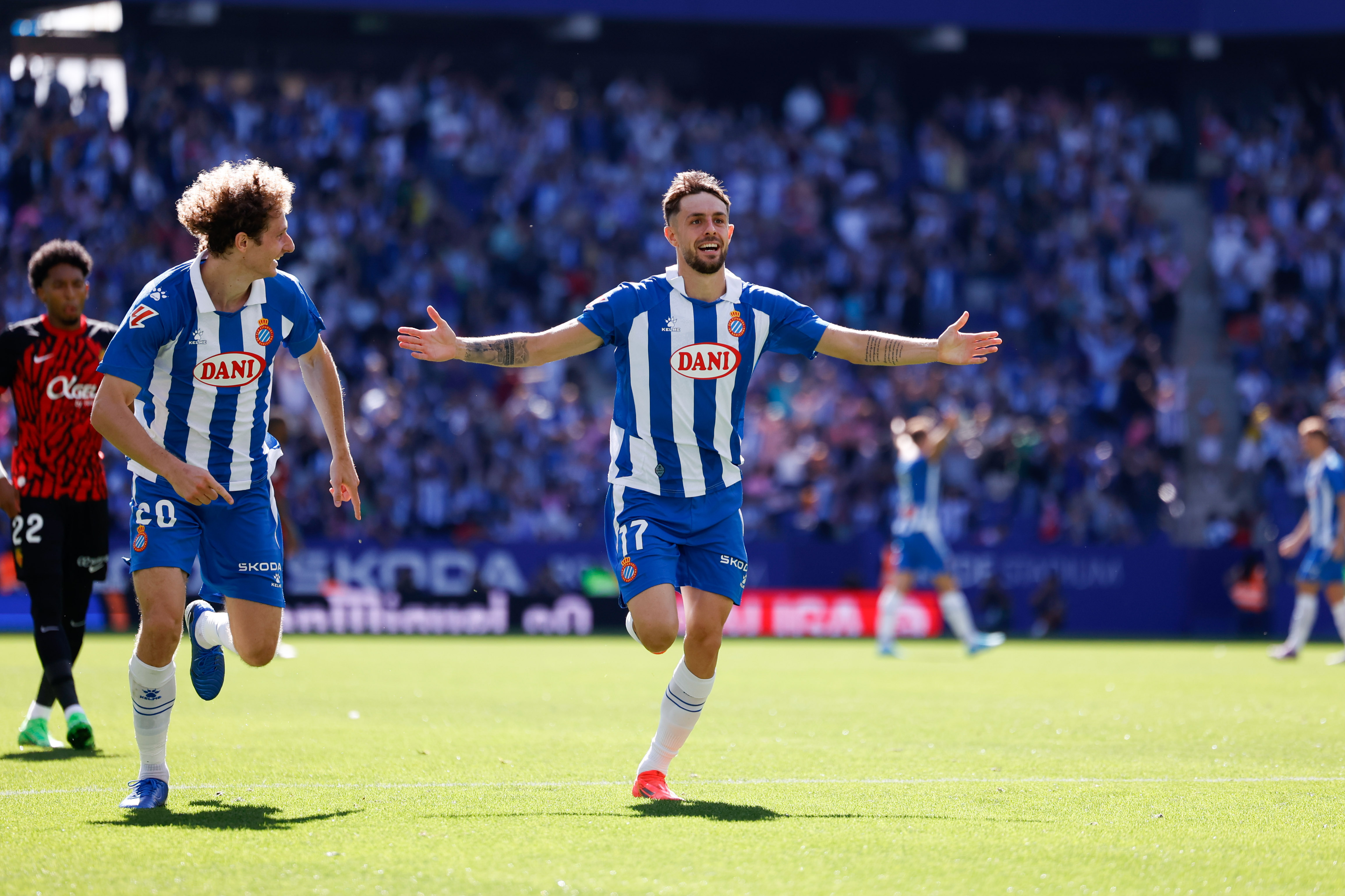 西班牙轻松击败波兰，领跑小组