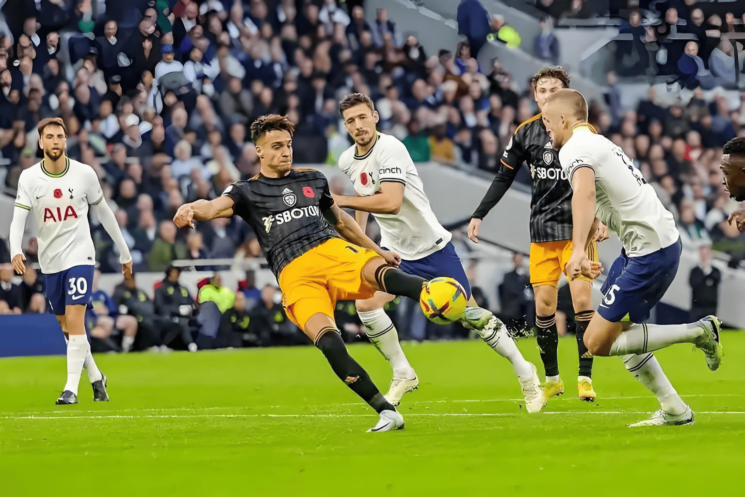 关于热刺前锋延续火爆状态，球队捍卫领先地位的信息