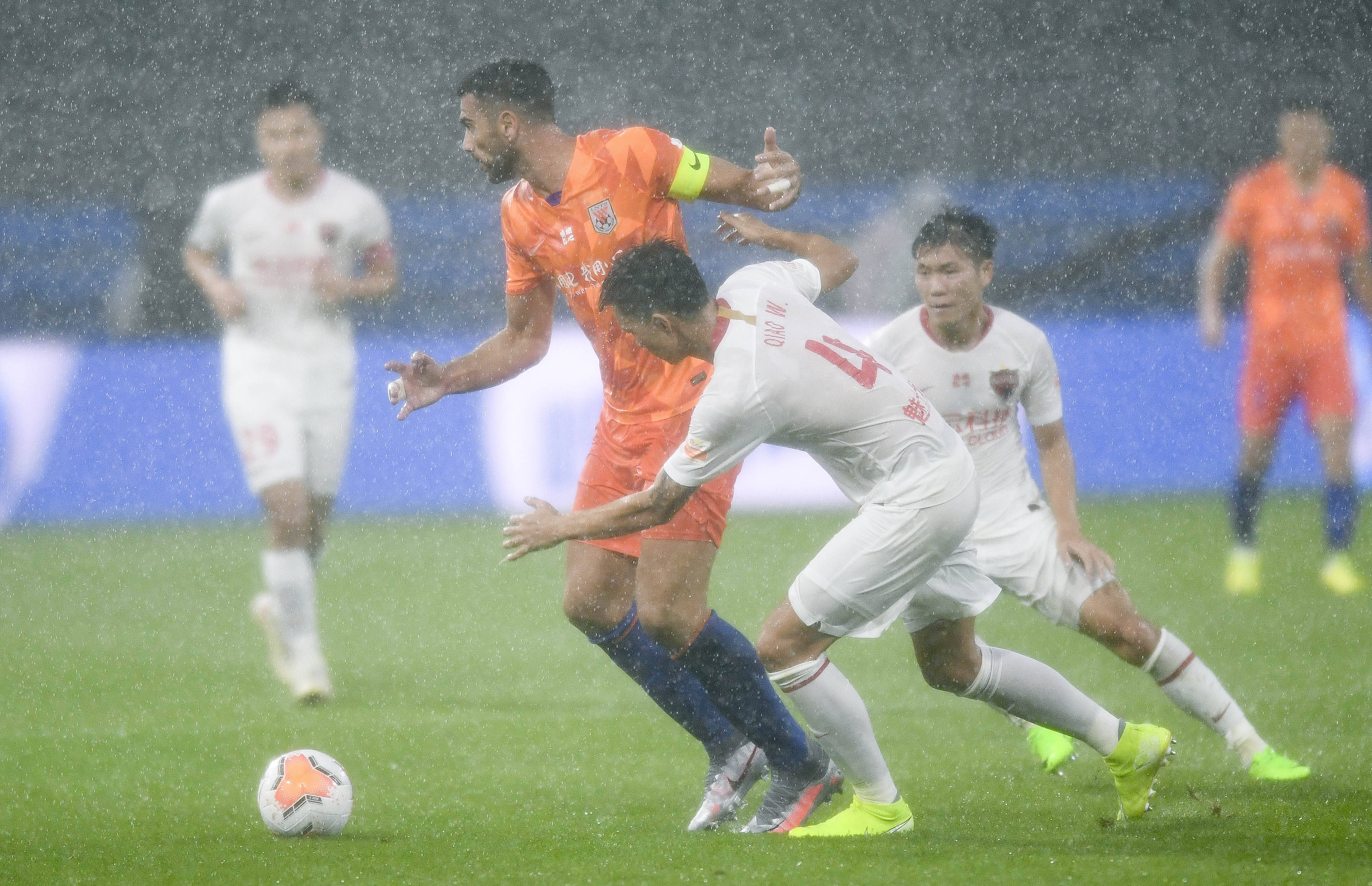 山东鲁能主场0-0被深圳佳兆业逼平