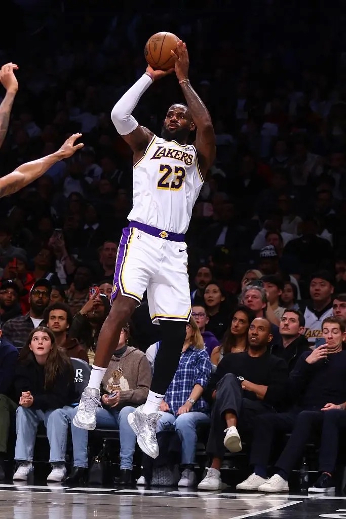 湖人击败猛龙，詹姆斯再下12+10