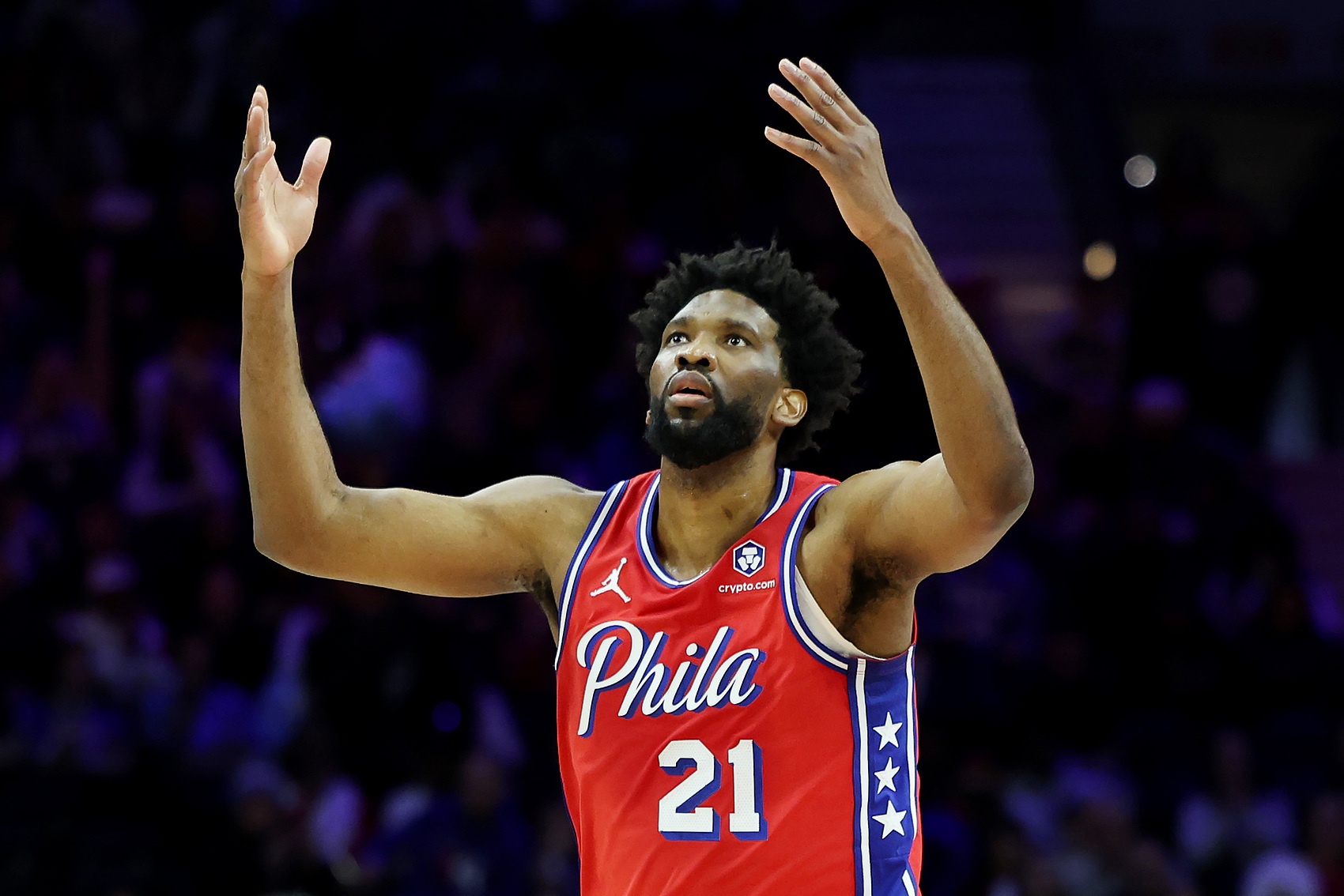 包含76人逆转黄蜂，领先系列赛的词条