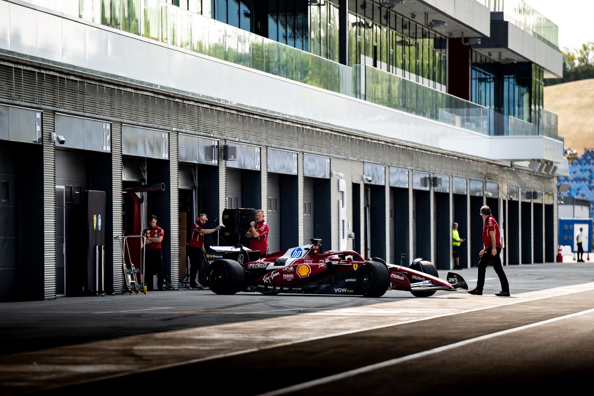 关于法拉利横扫雷诺车队，勒克莱尔关键制胜的信息